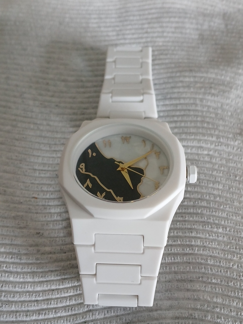 White Fashion Analog Wristwatch with Gold Accents
